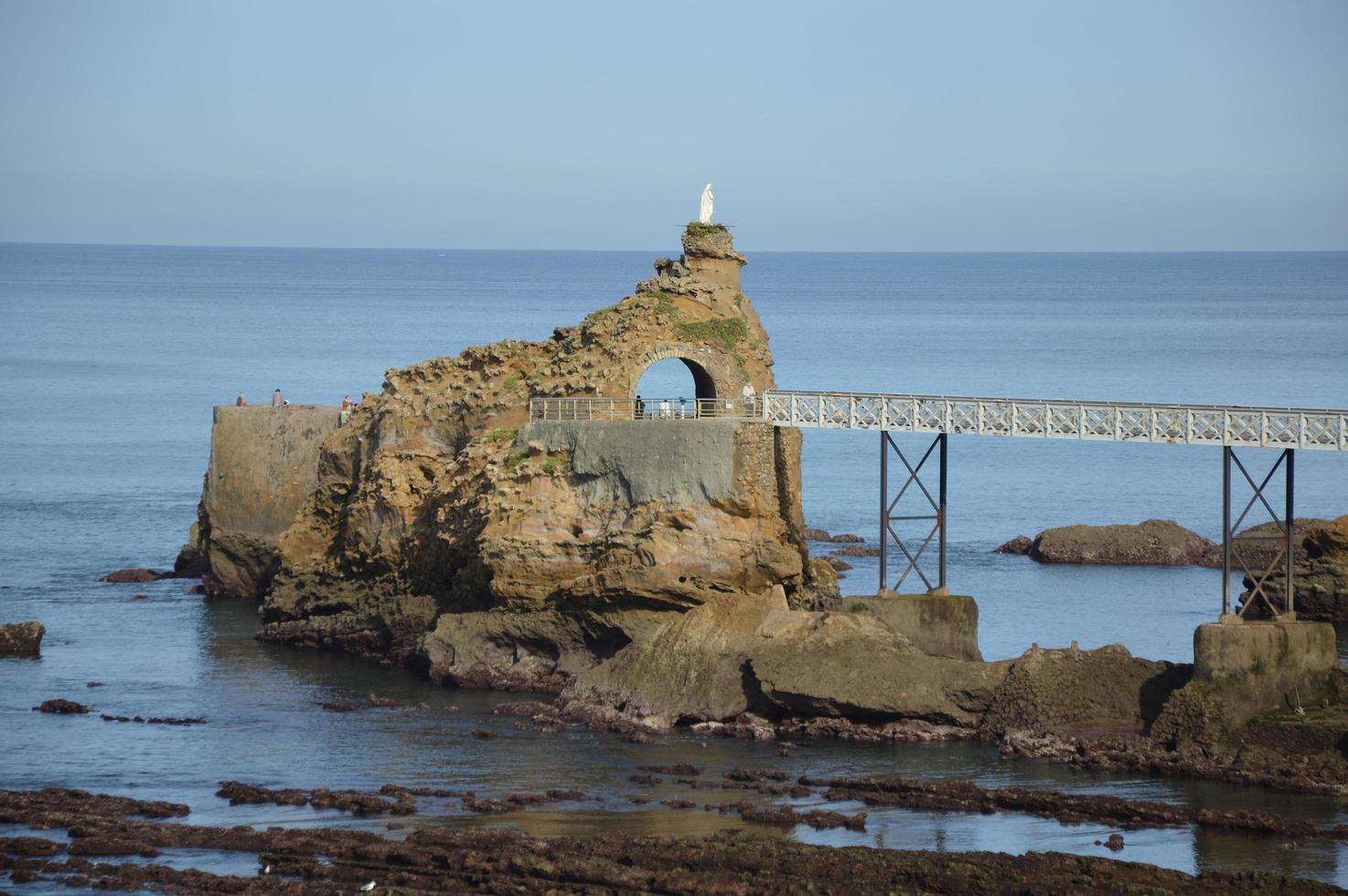 la roca de la virgen en biarritz, francia foto