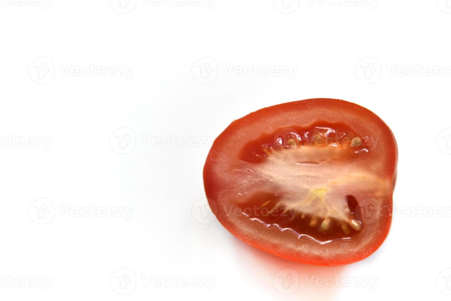 tomate rojo en rodajas sobre un fondo blanco foto