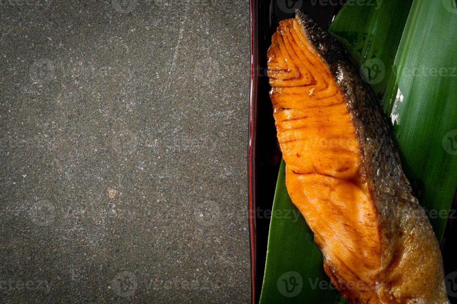 filete de salmón a la parrilla con salsa de soja foto