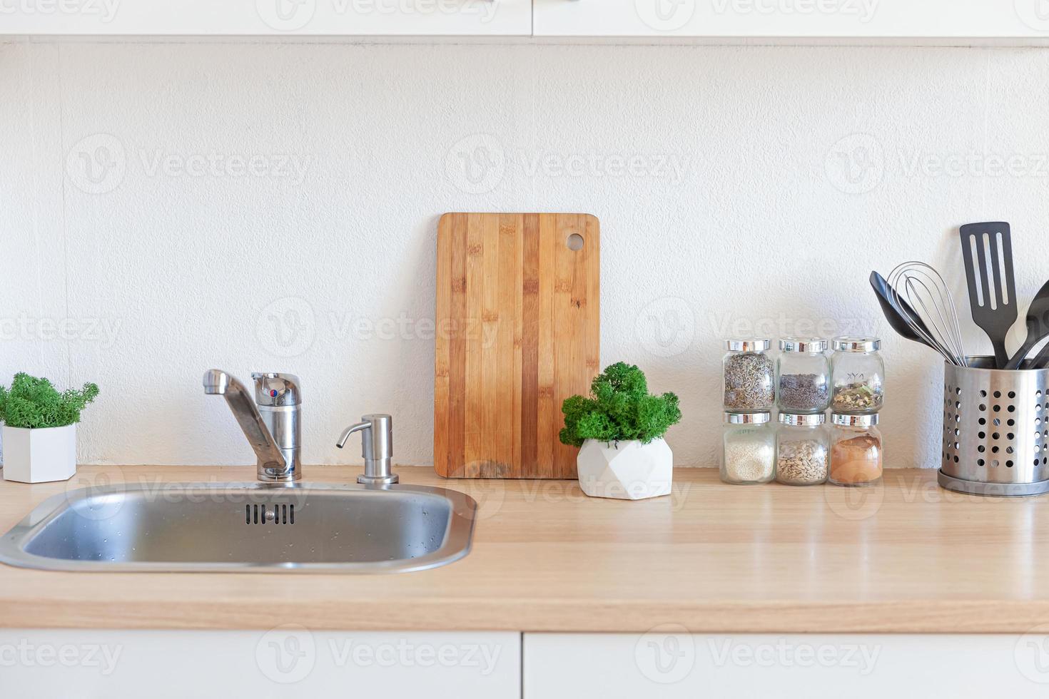 Cocina minimalista clásica escandinava con detalles en blanco y madera. cocina blanca moderna diseño de interiores de estilo contemporáneo limpio. foto