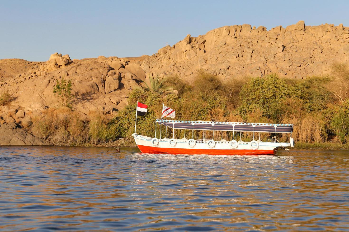 barco en el río nilo, aswan, egipto foto