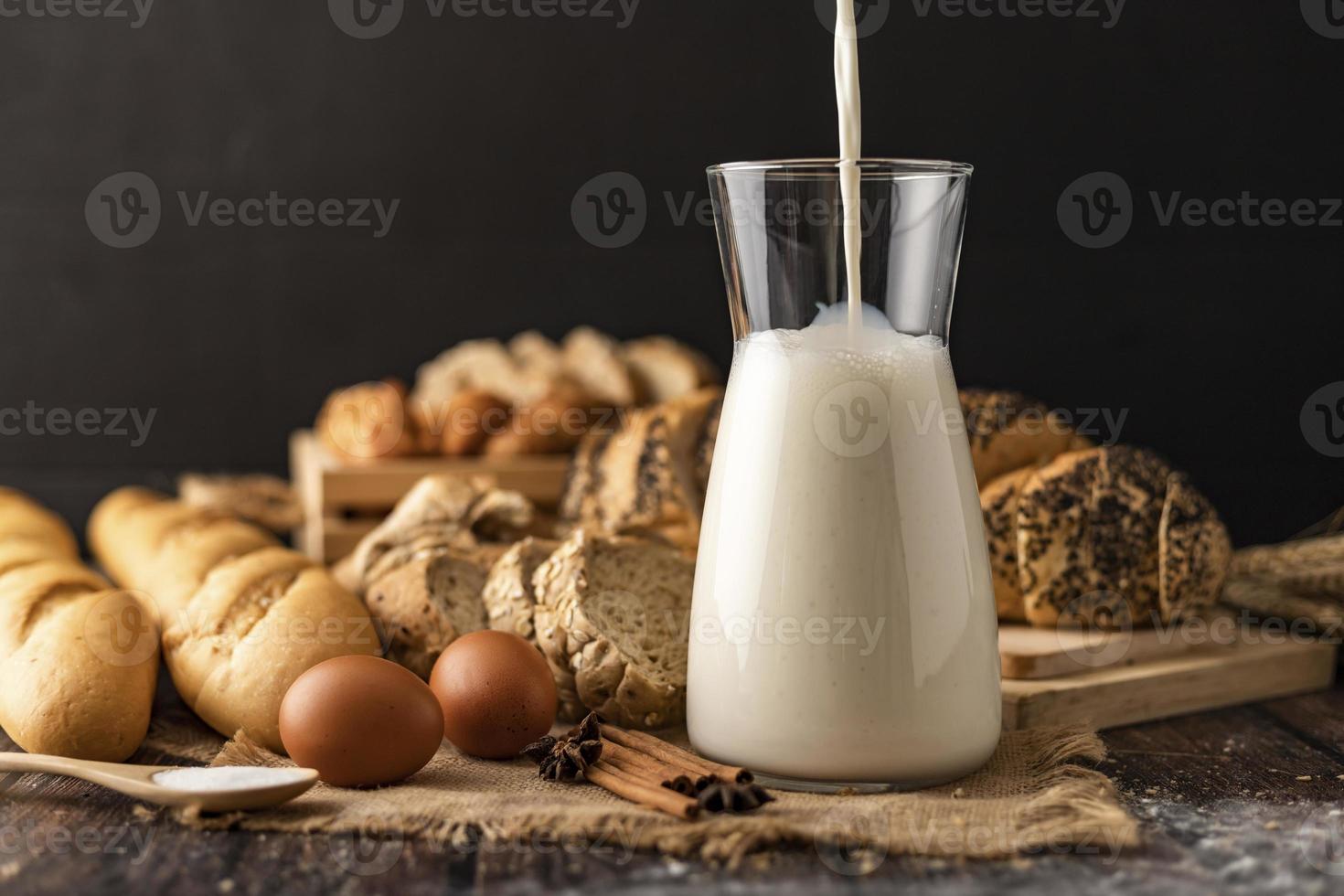 vierta la leche en una botella de vidrio colocada en el saco foto