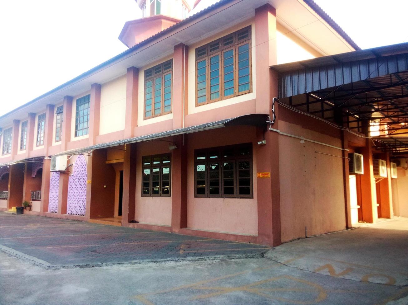 Masjid Batu 8 is a small mosque with a brown colour scheme and simple design. photo