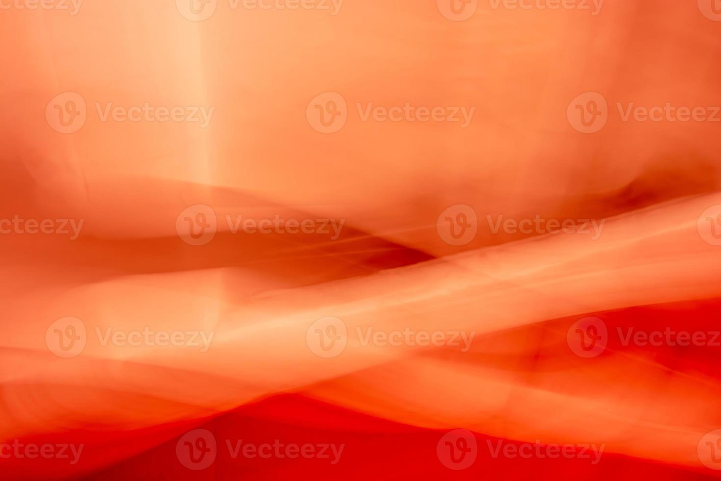 abstracción, entretejido de ondas y pliegues, fondo naranja rojo. foto