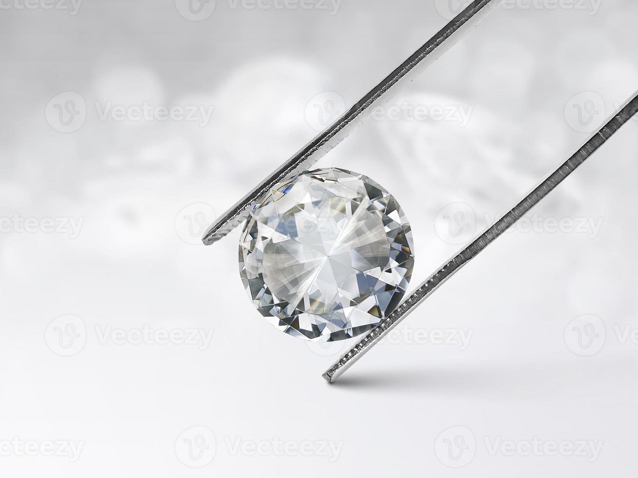 diamante deslumbrante sostenido en pinzas sobre un fondo bokeh foto