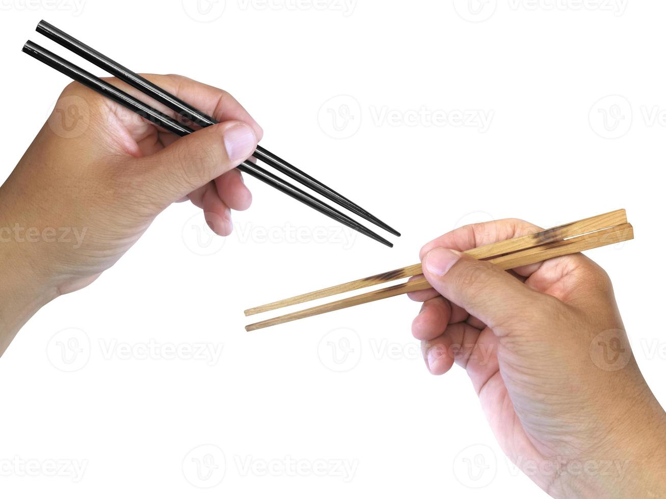 Mano sujetando palillos de madera aislado sobre fondo blanco. foto