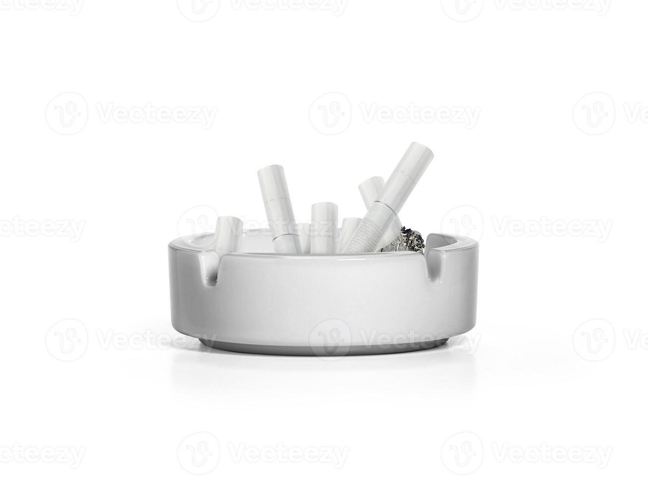 Cenicero lleno de colillas de cigarrillos sobre fondo blanco. foto