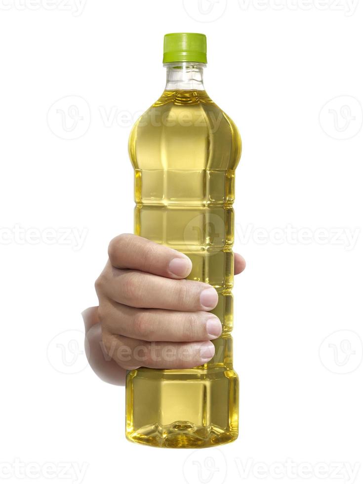 Un hombre sujetando una botella de aceite de cocina de palmiste aislado sobre fondo blanco. foto