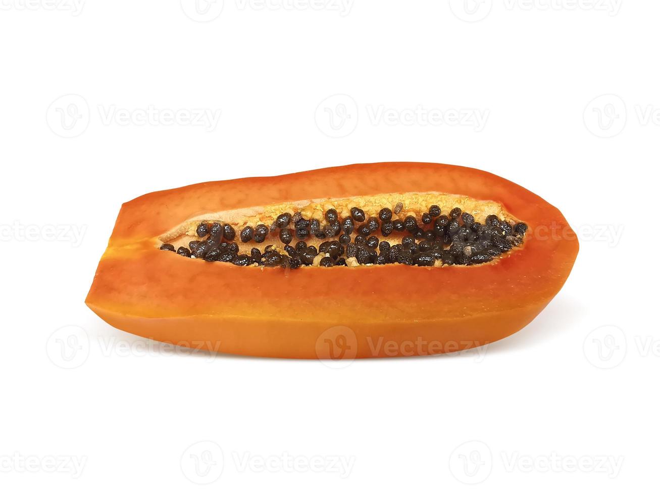 la mitad de la papaya madura con semillas aisladas en fondo blanco foto