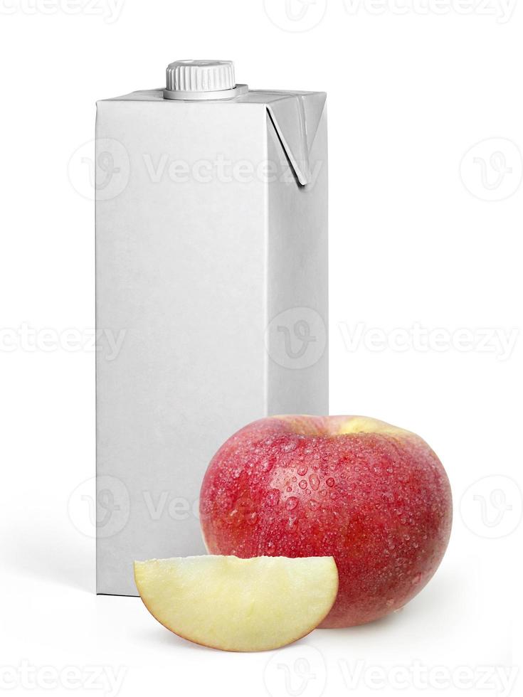 Manzanas y caja de jugo de fruta blanca vacía aislado sobre fondo blanco. foto