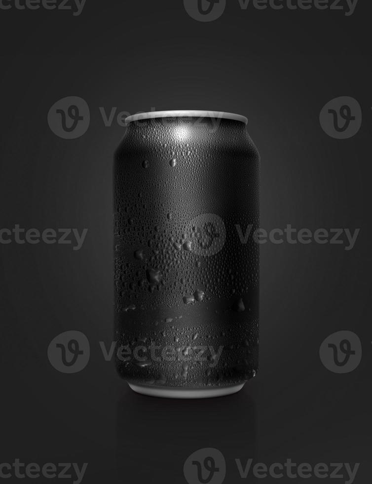 latas de aluminio negro con gotas de agua sobre un fondo negro foto