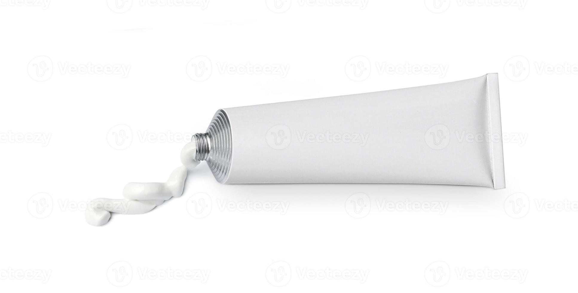 tubo blanco con ungüento aislado en un fondo blanco foto