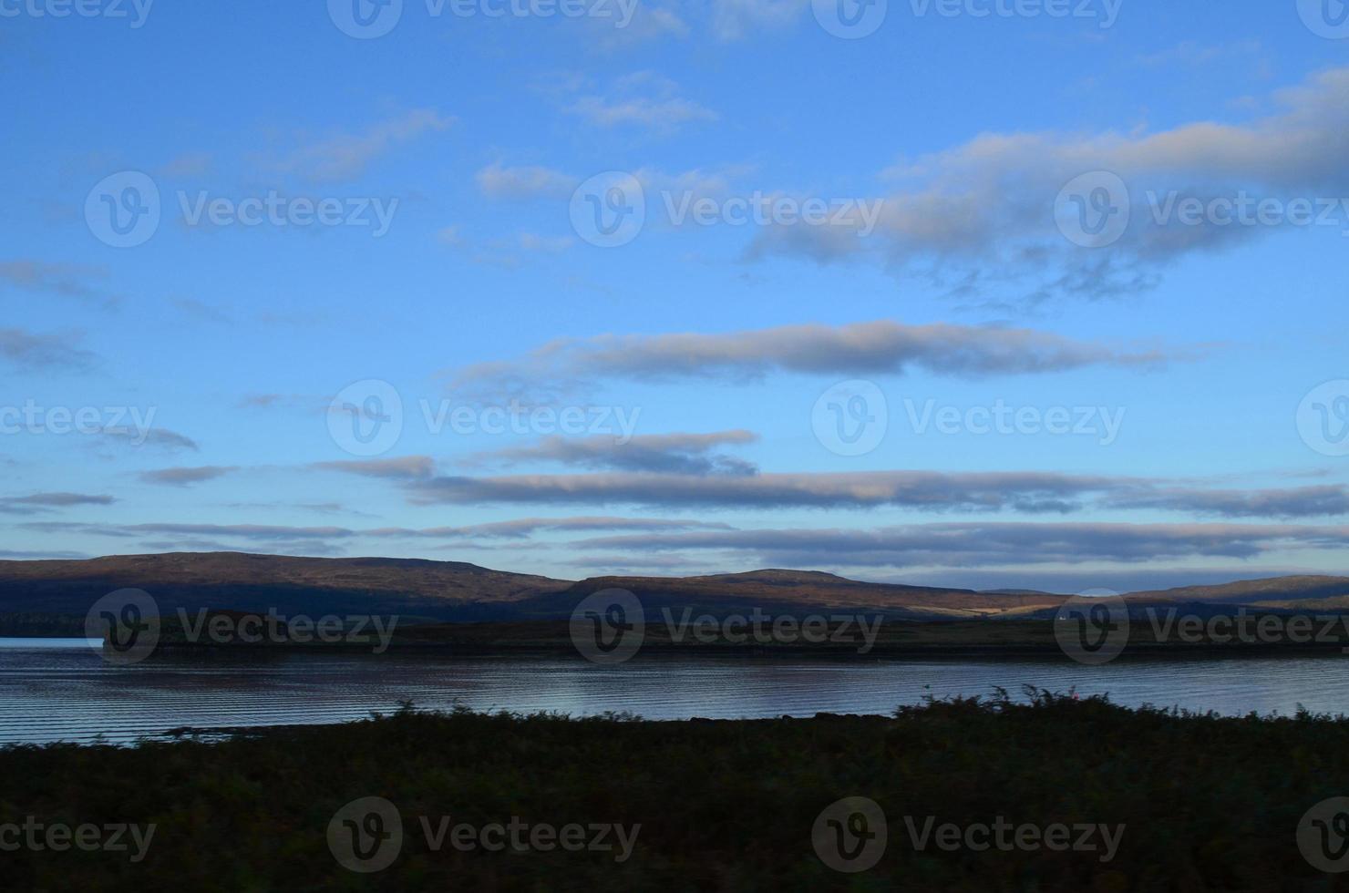 hermoso paisaje de cielos azules en la isla de skye foto