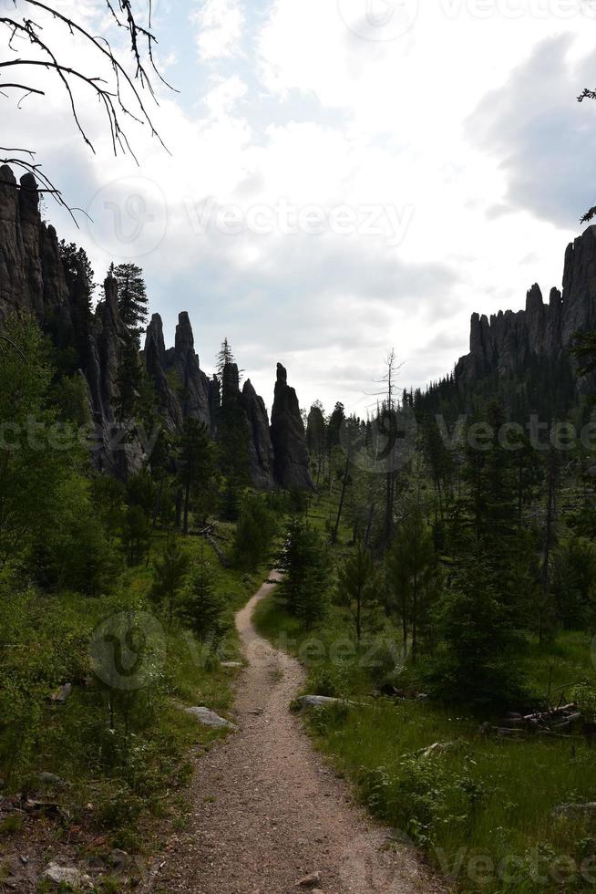 ruta de senderismo de tierra hasta rocas pináculo inusuales foto