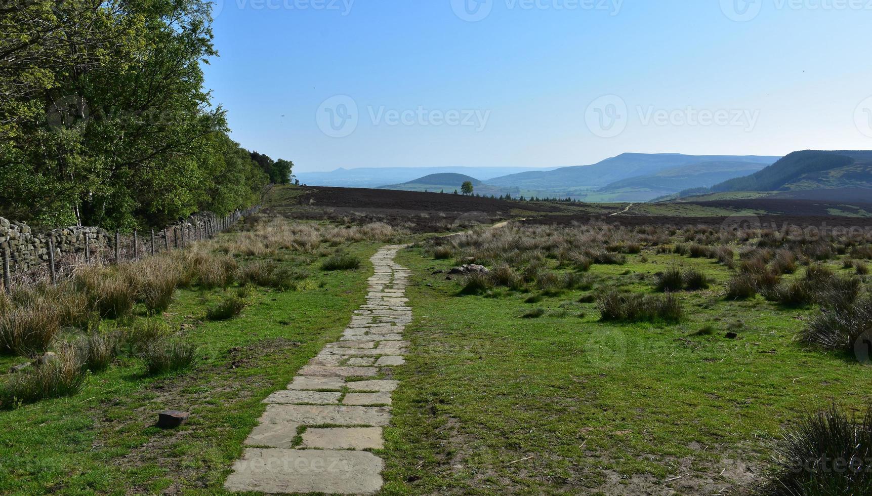 piedras que marcan el sendero sobre las colinas en el norte de Inglaterra foto