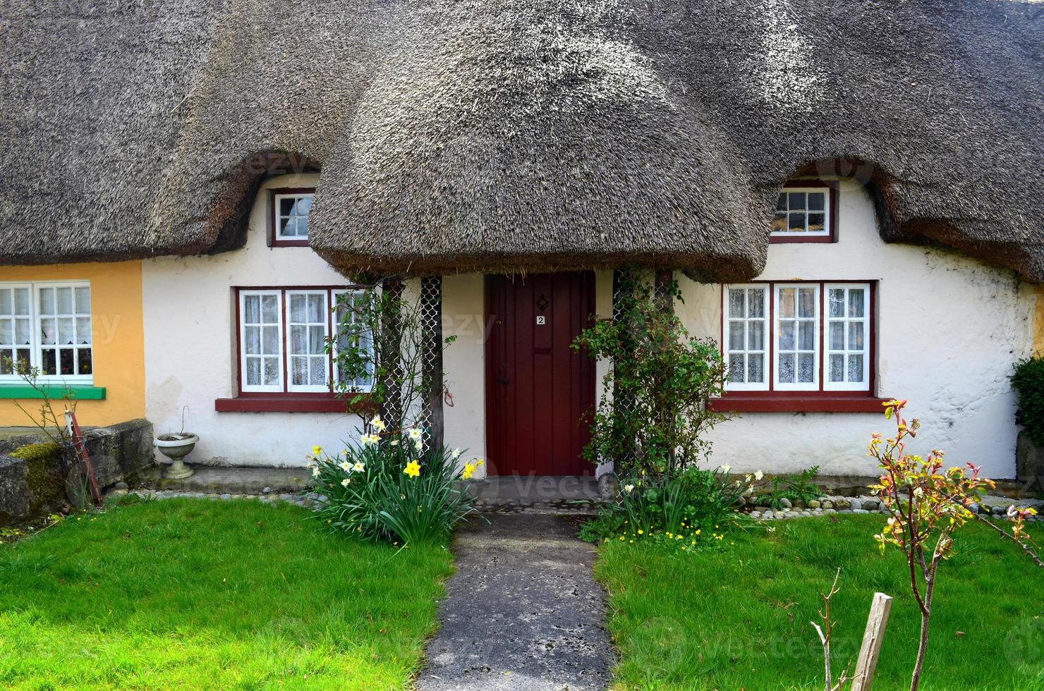 techos de paja históricos en edificios en adare irlanda foto