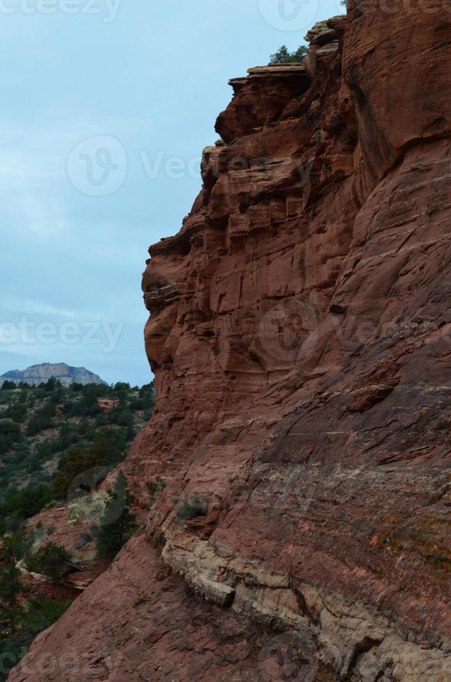 imponente acantilado de roca roja y cara de roca foto