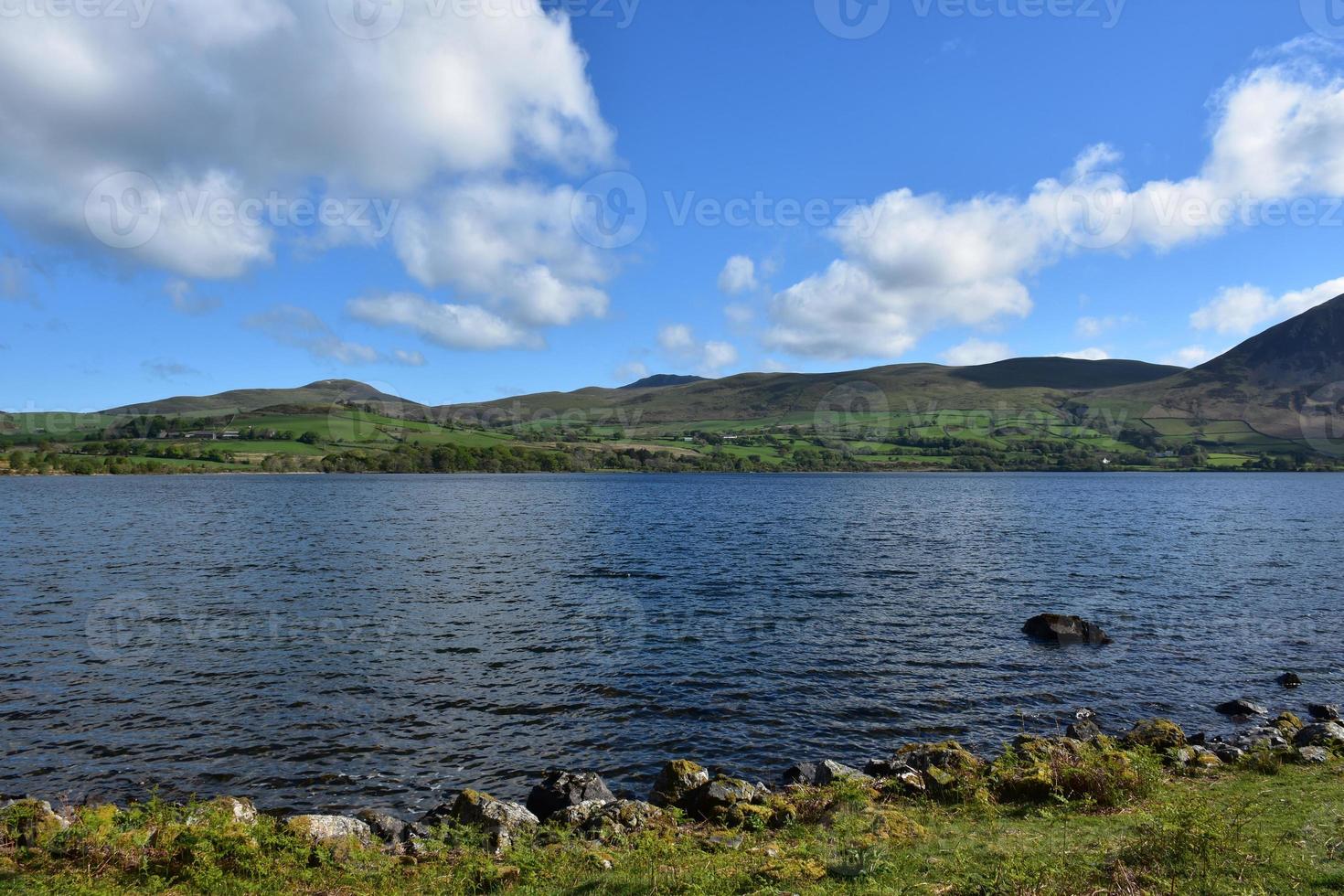 día de primavera en el embalse de agua rural de ennerdale foto