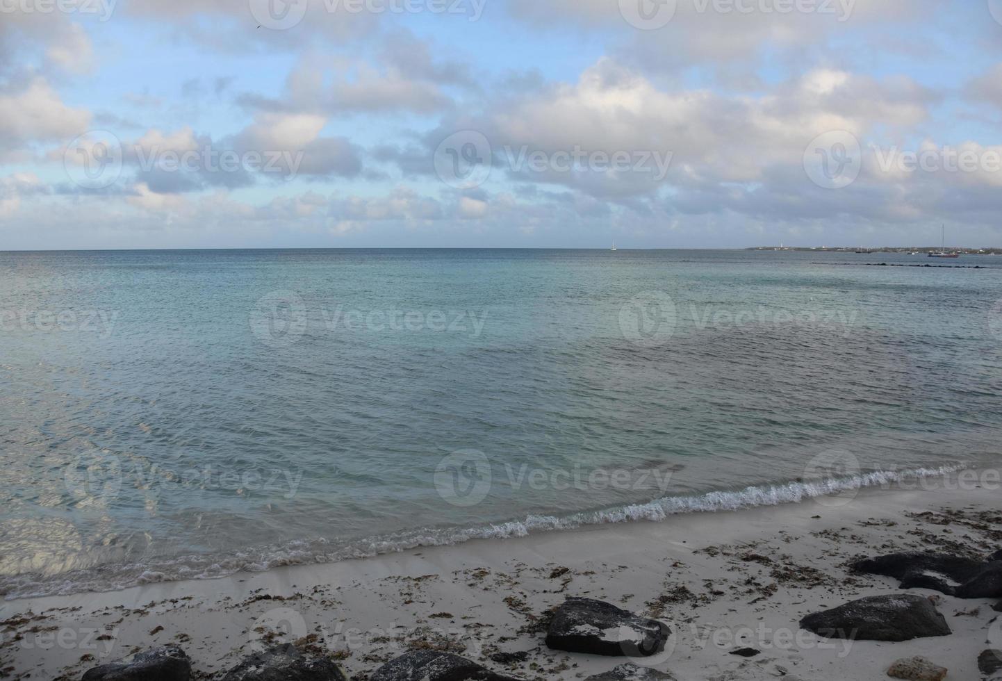 olas muy suaves a lo largo de la costa de aruba foto