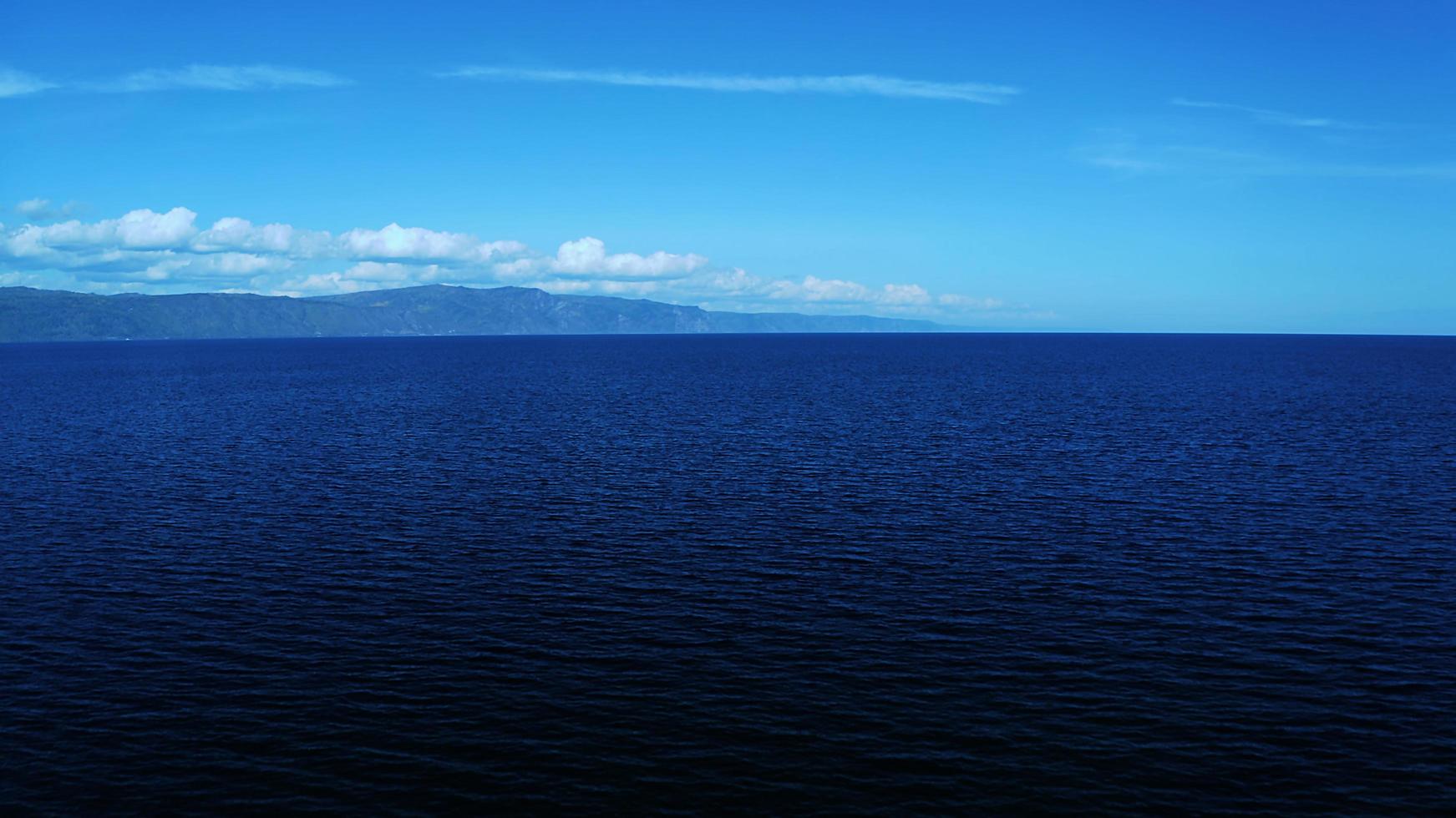 vista aérea con vistas a la superficie del agua del lago baikal foto