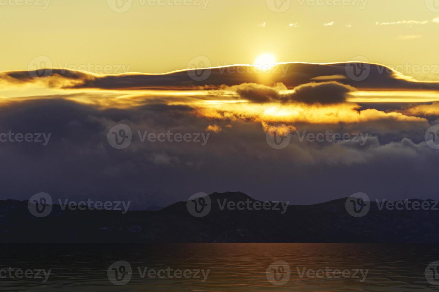 paisaje marino con una hermosa puesta de sol sobre la superficie del agua foto