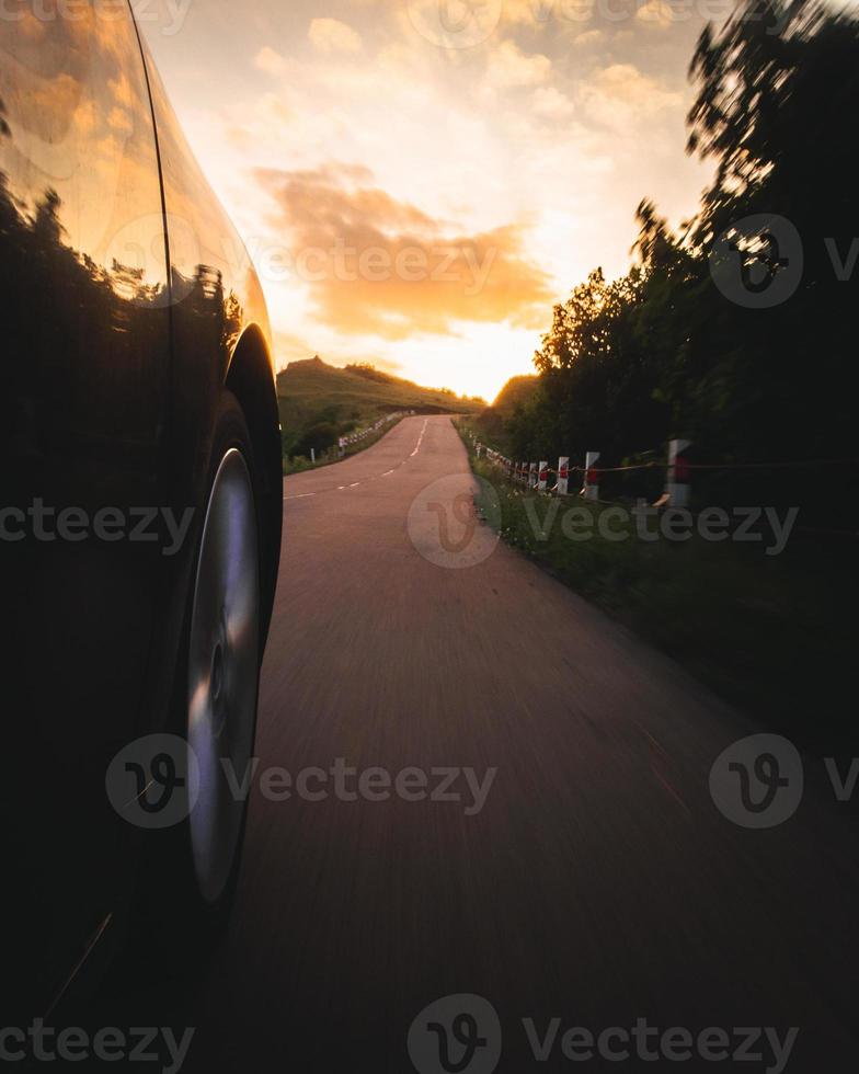 primer plano de la rueda en el desenfoque de movimiento en la carretera de asfalto. tours de aventura y todoterreno en el cáucaso. viajar en georgia foto