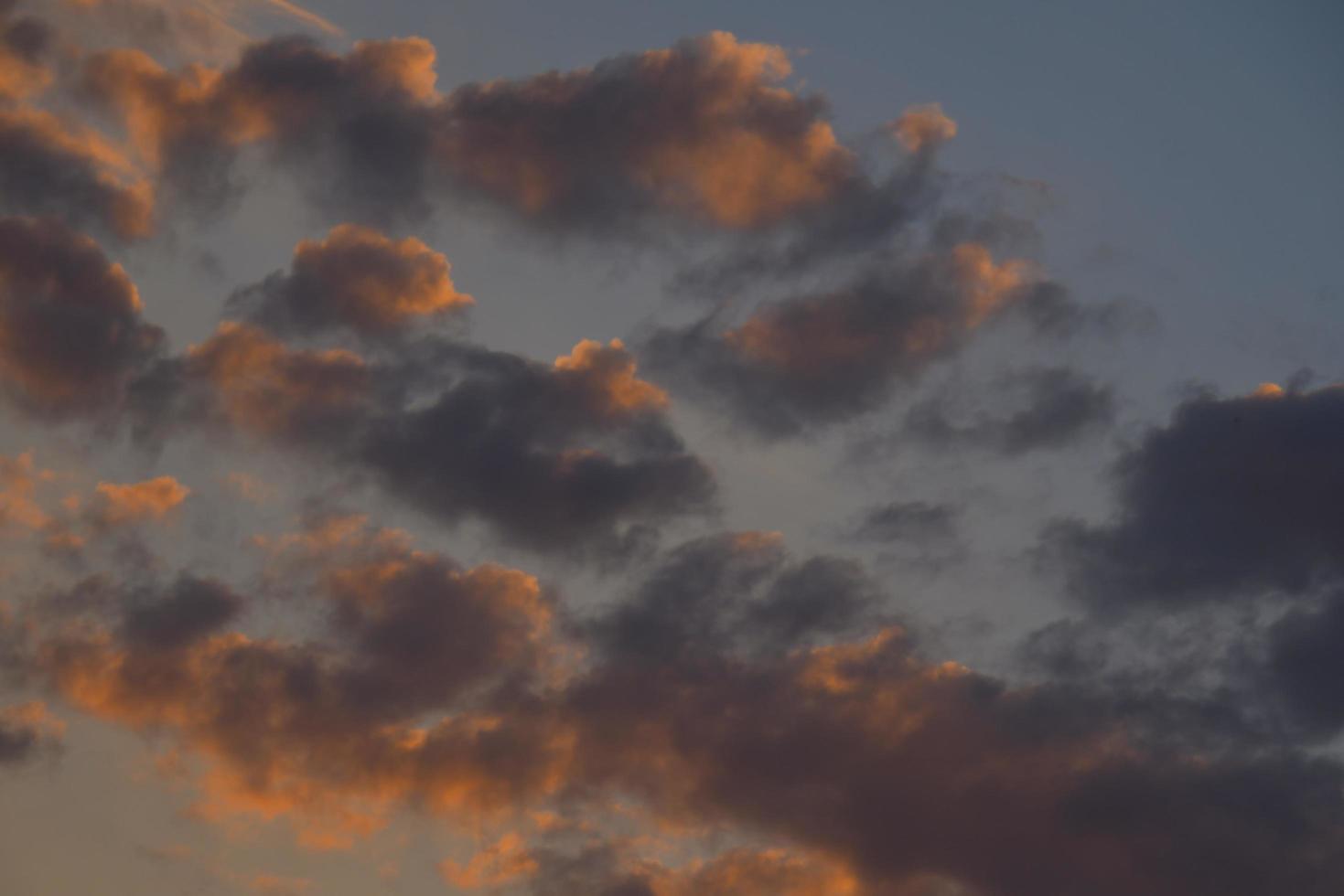 bight dinámico cúmulos nubes fondo espacio en blanco con nubes de lluvia azul que pasan al atardecer foto