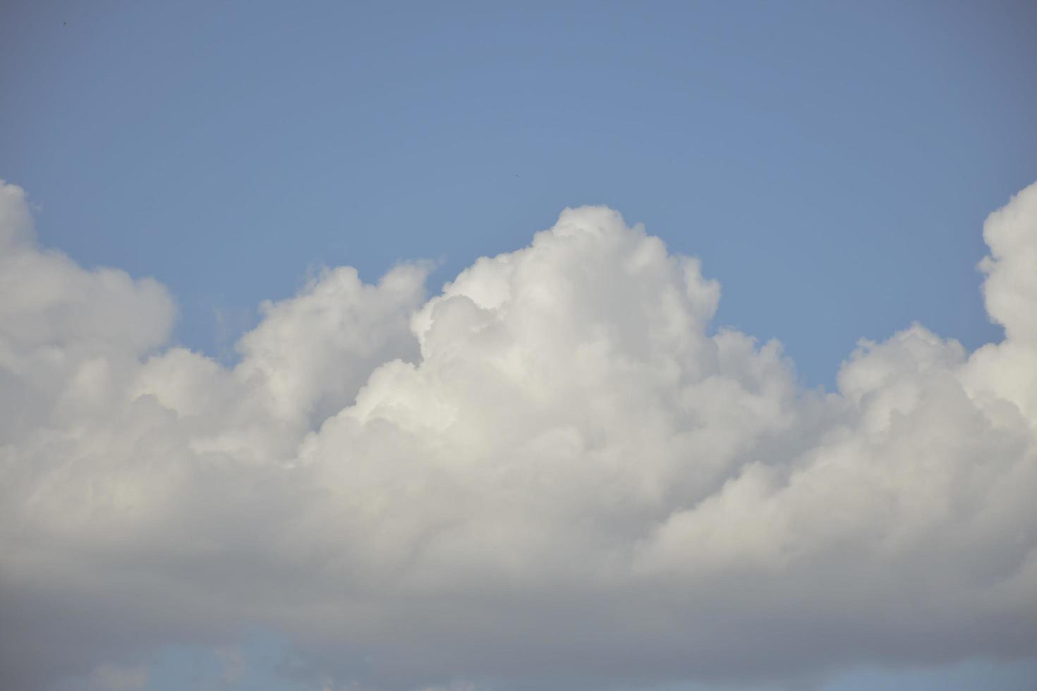 cielo azul nubes blancas. nubes blancas esponjosas hinchadas. Lapso de tiempo de escape de nubes cúmulos. lapso de tiempo de cielo azul de verano. dramático majestuoso increíble cielo azul. suaves nubes blancas pasando foto