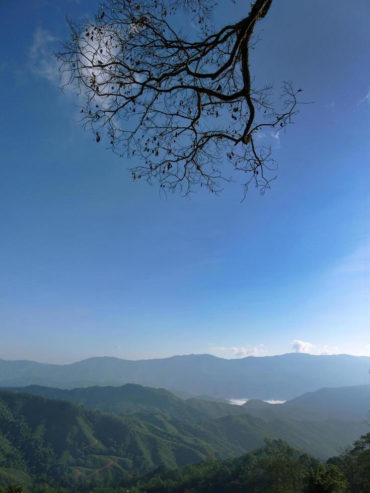 paisaje de hermosas montañas matutinas en tonos de capa y cielo azul brillante para papel tapiz foto