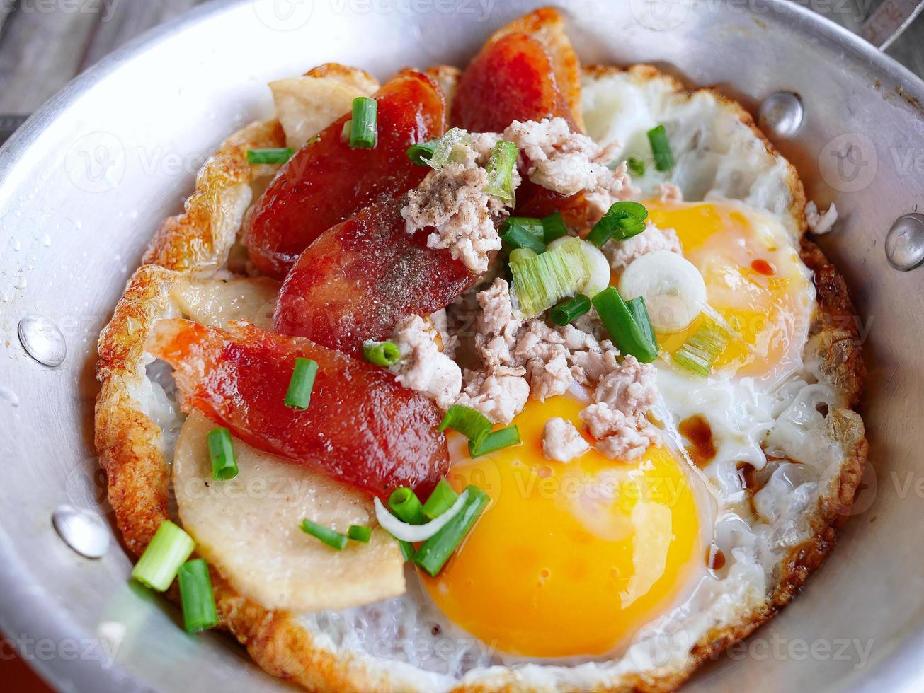 https://static.vecteezy.com/system/resources/previews/009/101/616/non_2x/close-up-top-view-vibrant-color-pan-fried-eggs-mince-pork-and-chinese-sausage-delicious-breakfast-thai-local-menu-photo.JPG