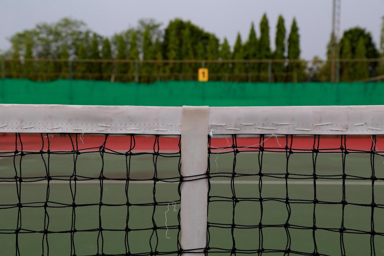 pelota de tenis en la red de tenis foto