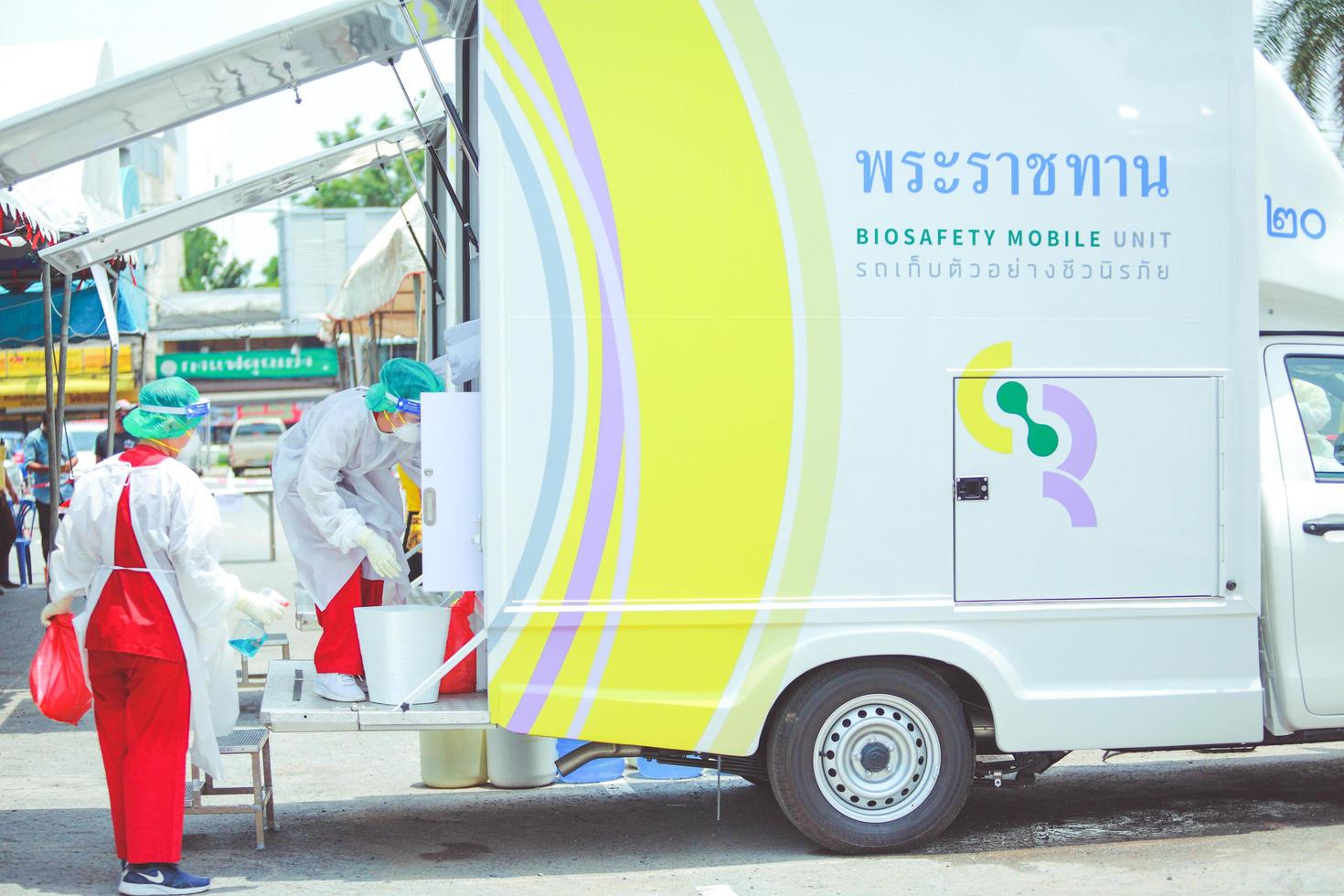 nakhon ratchasima, tailandia - 24 de abril de 2021 funcionarios técnicos de salud pública que recogen secreciones de personas para la detección proactiva de covid19. foto