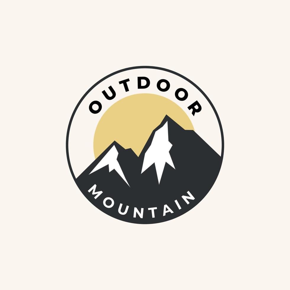 ilustración de plantilla de diseño de logotipo de insignia de montaña al aire libre vector