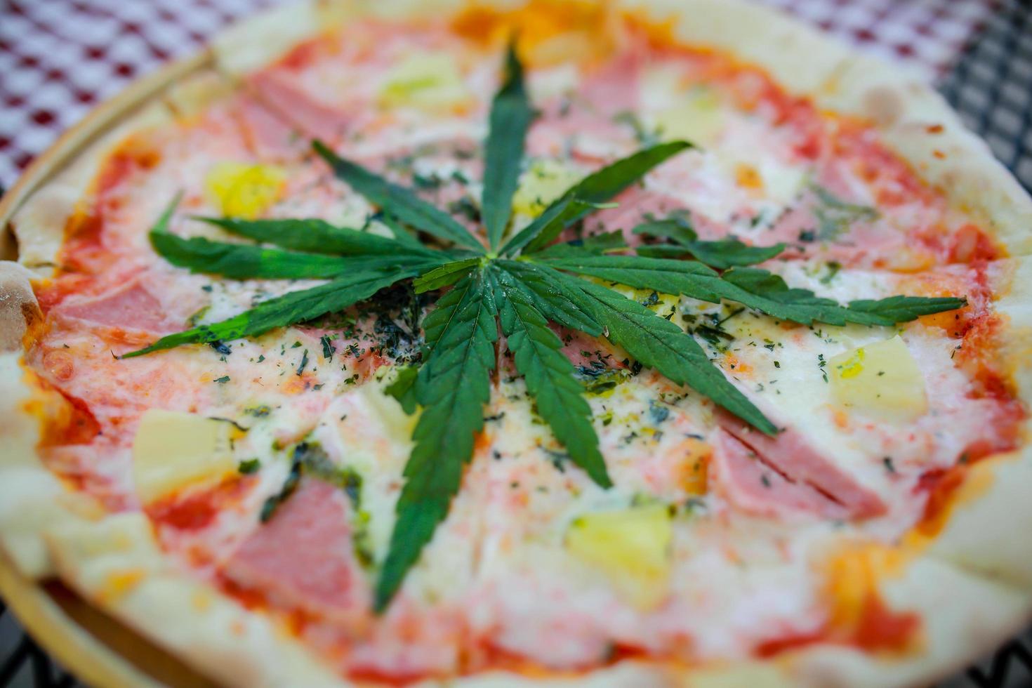 pizza una mezcla de hojas de cannabis, desarrollada para los amantes de la salud en una forma nueva, legal y con licencia. seguridad garantizada, ayuda a aliviar la ansiedad, reduce la tristeza. concepto de cannabis para la salud. foto