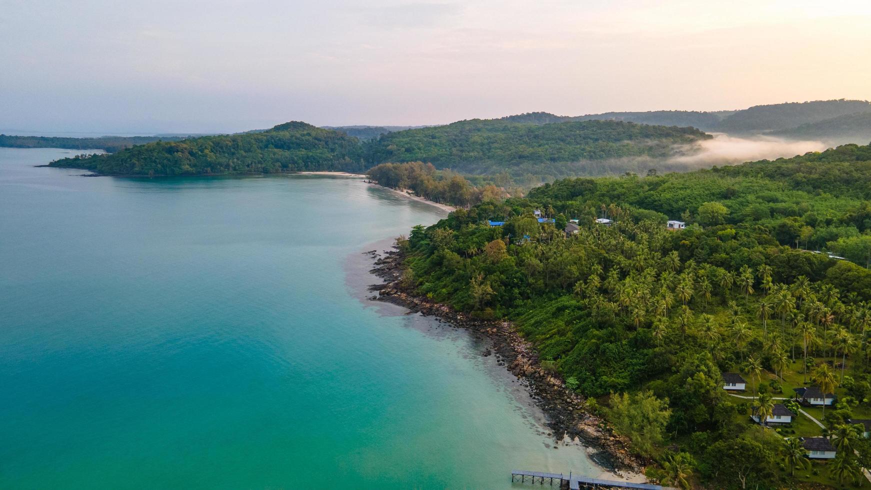 vista aérea de la playa de la isla del paraíso tropical de la naturaleza disfruta de un buen verano en la playa con agua clara y cielo azul en koh kood o ko kut, tailandia. foto