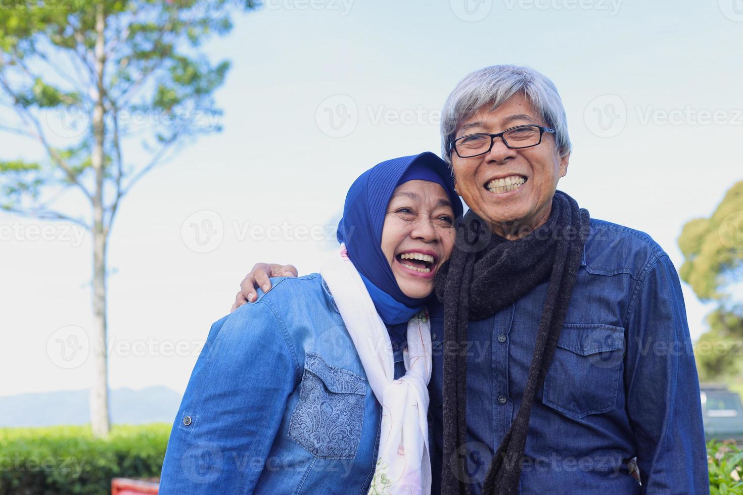 feliz pareja de ancianos riéndose de la plantación de té. gran sonrisa dientes blancos. foto