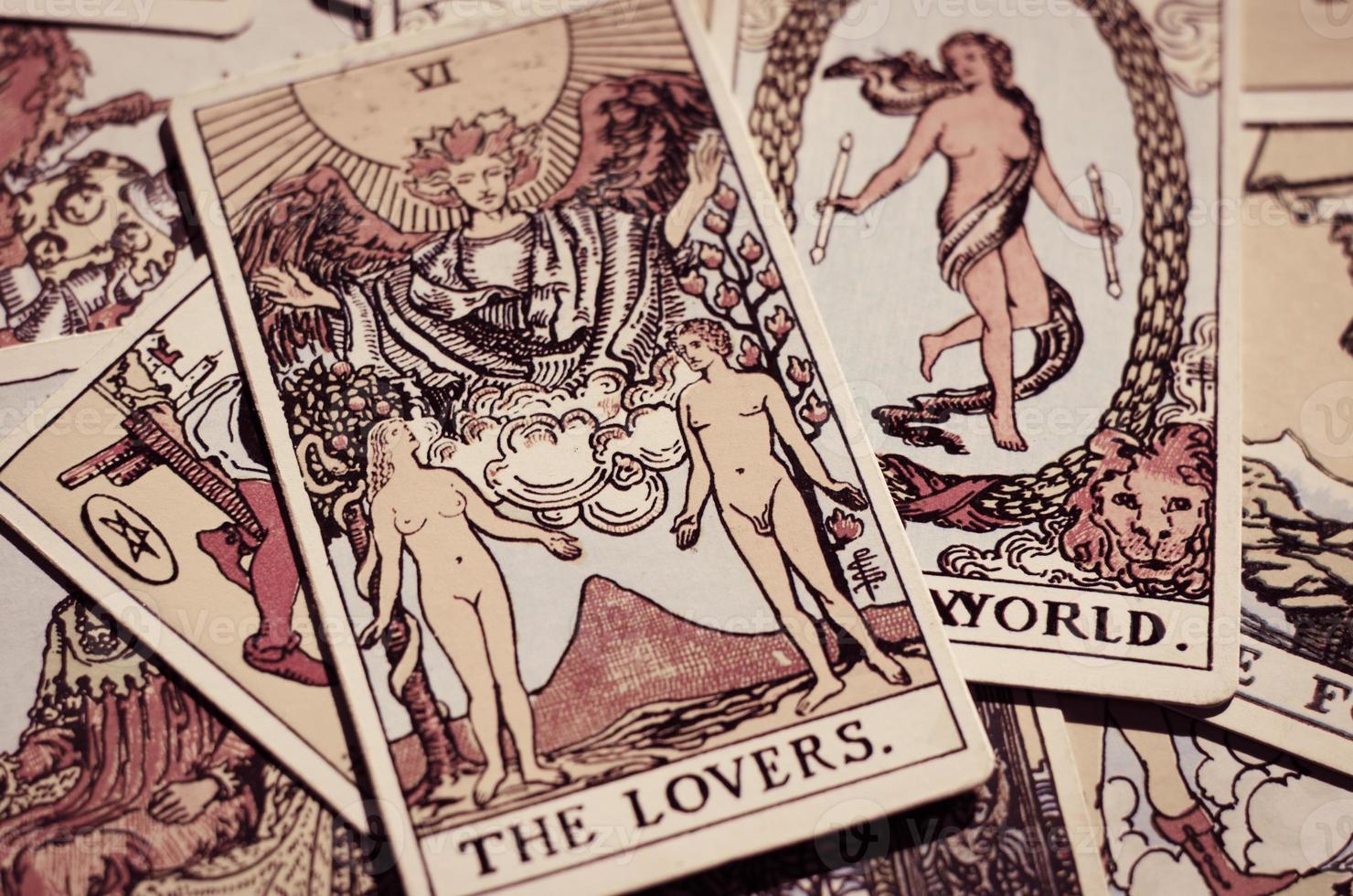 cartas del tarot con carta de enamorados y cartas de buen significado. foto