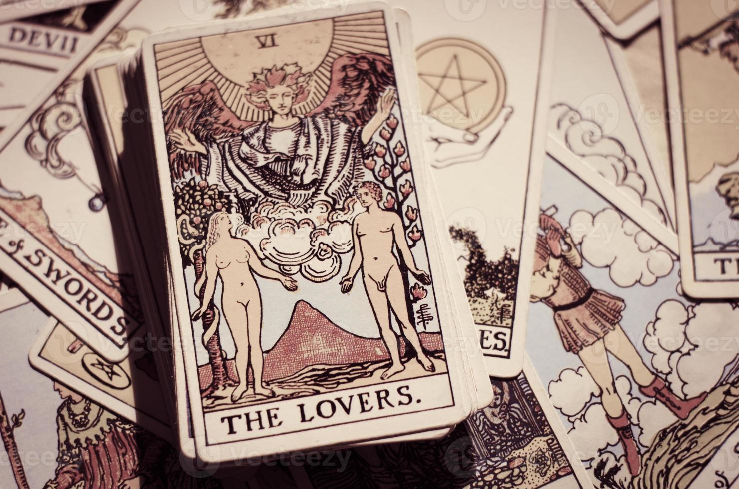 cartas del tarot con carta de enamorados y cartas de buen significado. foto