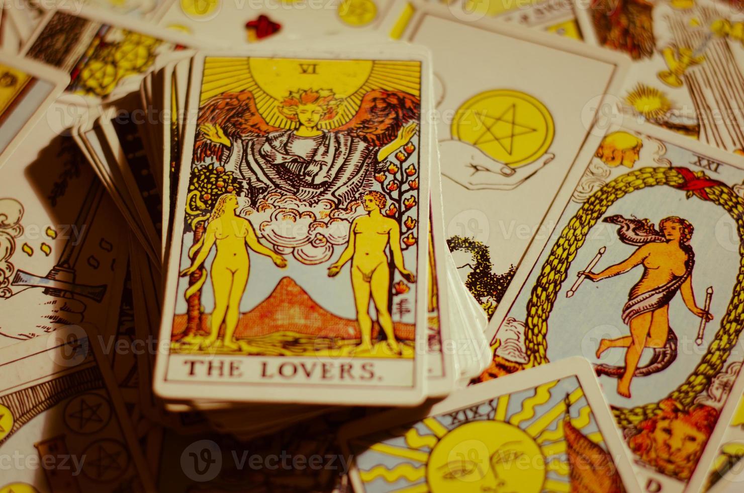 cartas del tarot con carta de enamorados y cartas de buen significado. foto