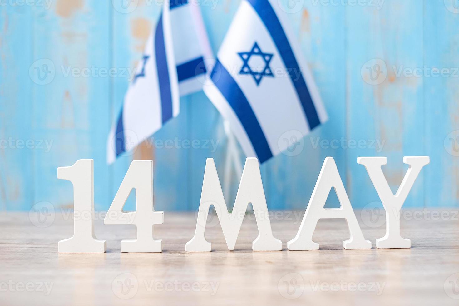 texto de madera del 14 de mayo con banderas de israel. día de la independencia de israel y conceptos de celebración feliz foto