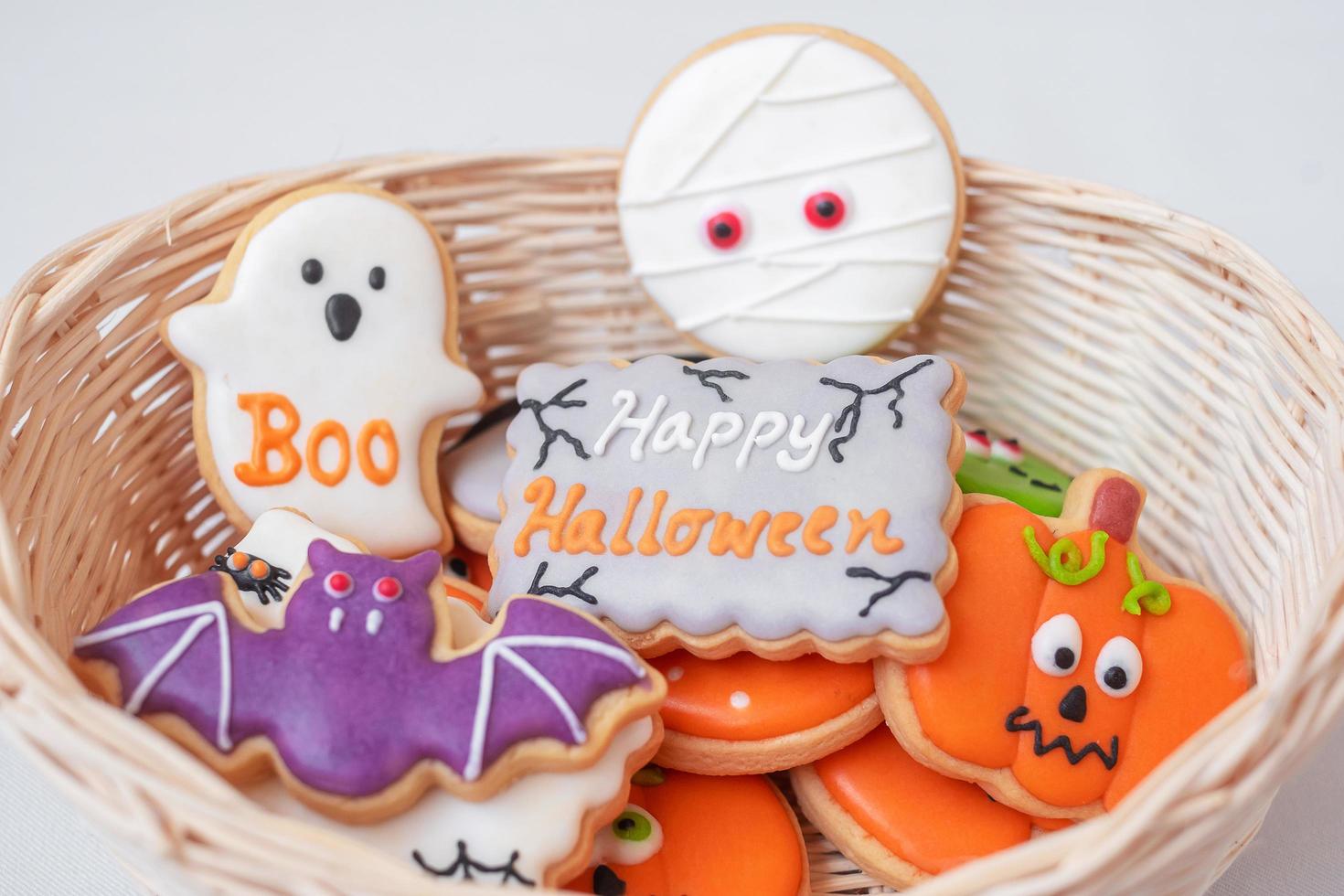 galletas divertidas de halloween en cesta de madera. truco o amenaza, feliz halloween, hola octubre, otoño otoño, festivo, fiesta y concepto de vacaciones foto