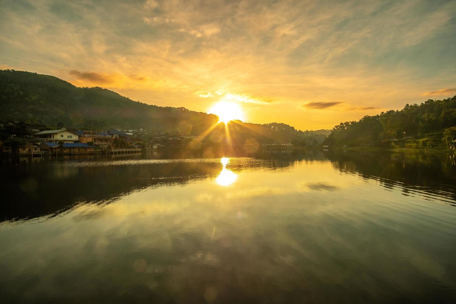 hermosa vista al lago en el amanecer de la mañana, pueblo ban rak thai, punto de referencia y popular para las atracciones turísticas, provincia de mae hong son, tailandia. concepto de viaje foto