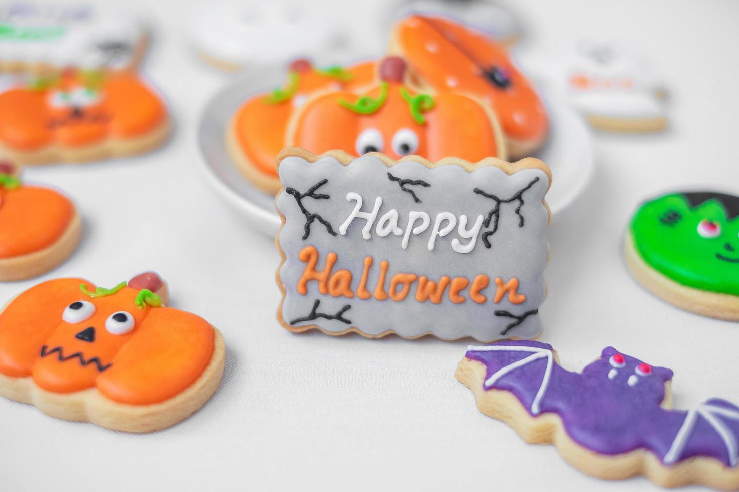 feliz halloween con calabaza de galletas divertidas, fantasma aterrador, momia espeluznante, murciélago, frankenstein, drácula y araña. truco o amenaza, hola octubre, otoño otoño, concepto tradicional, fiesta y vacaciones foto