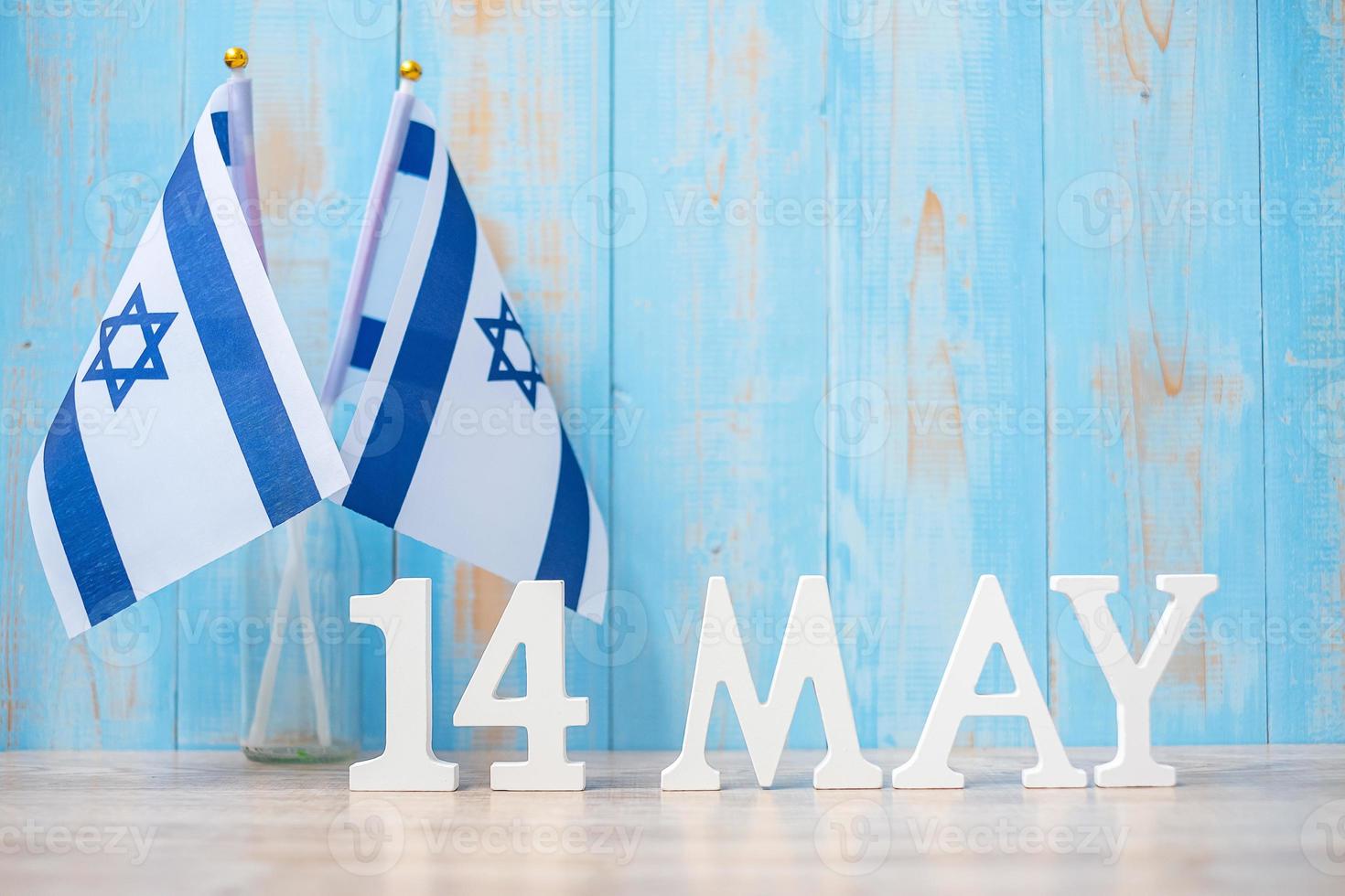 texto de madera del 14 de mayo con banderas de israel. día de la independencia de israel y conceptos de celebración feliz foto