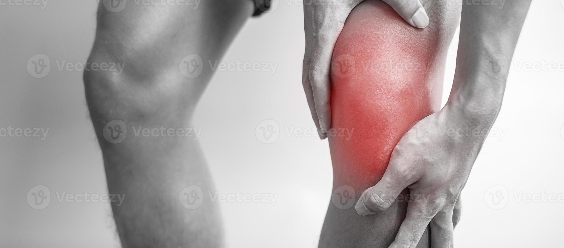 hombre con dolor muscular sobre fondo gris. los ancianos tienen dolor de rodilla debido a la rodilla del corredor o síndrome de dolor patelofemoral, osteoartritis, artritis, reumatismo y tendinitis rotuliana. concepto medico foto