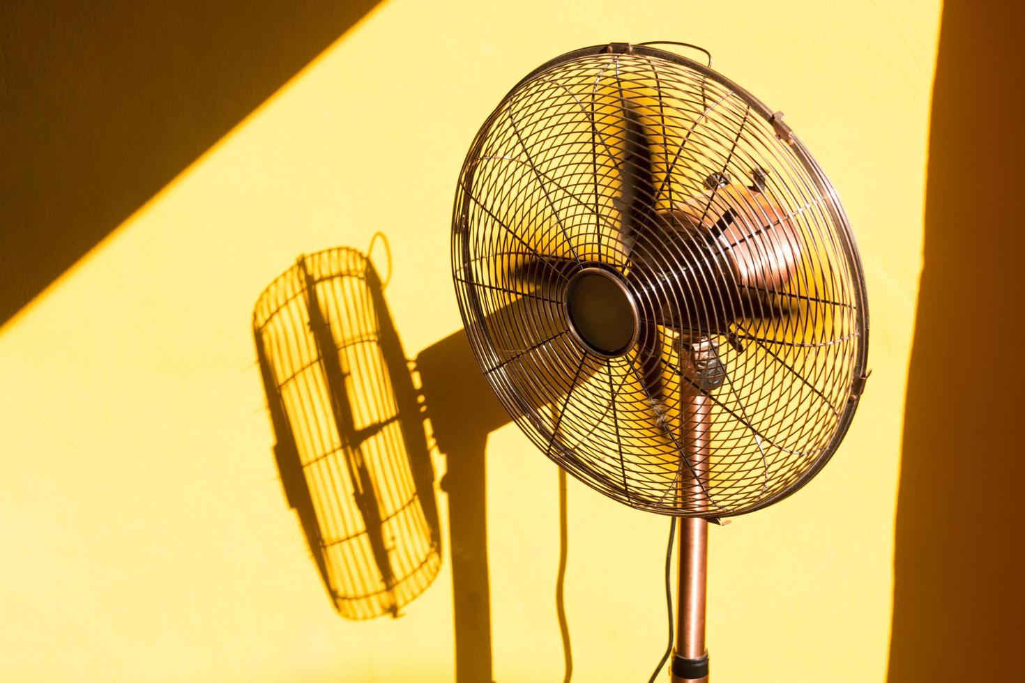 ventilador vintage con polvo y su sombra. foto