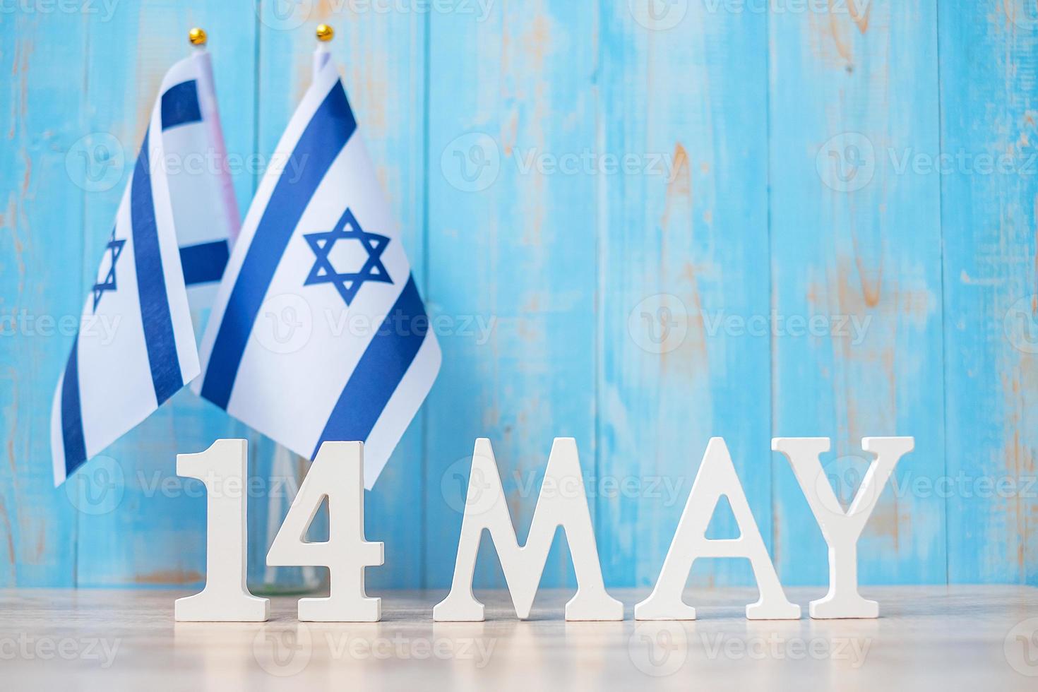 texto de madera del 14 de mayo con banderas de israel. día de la independencia de israel y conceptos de celebración feliz foto