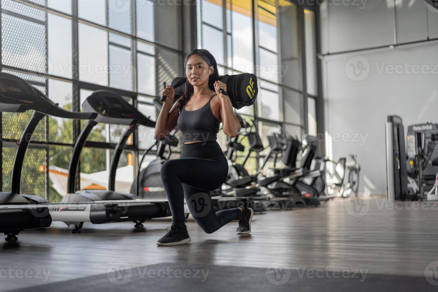 ejercicio de mujer asiática en fitness. joven mujer sana en ropa