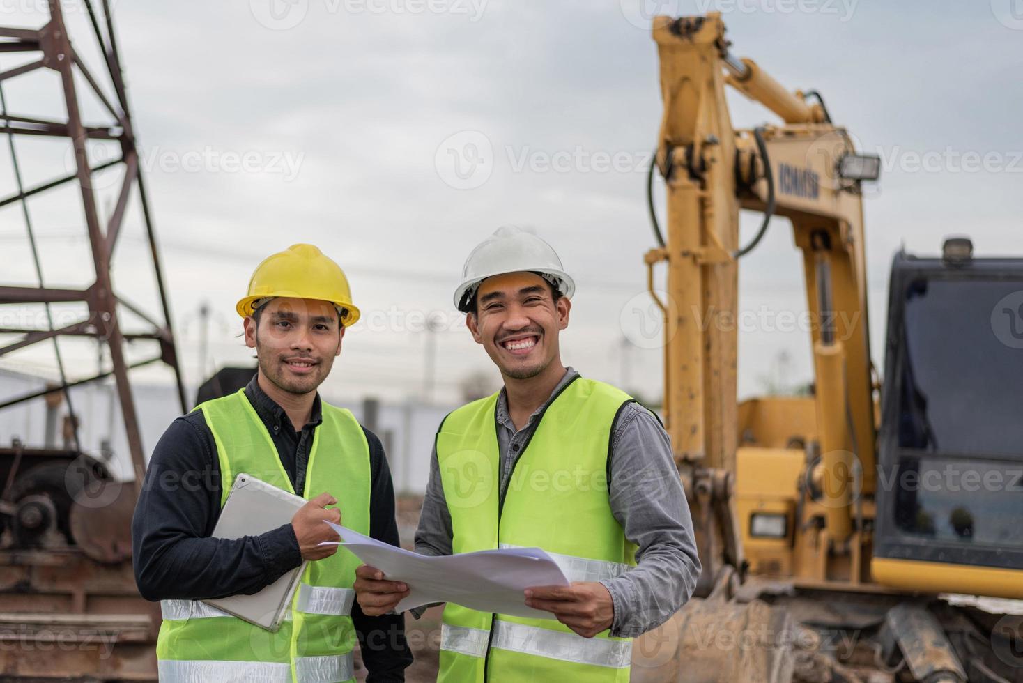 ingenieros hombres trabajando en el sitio de construcción. Reunión de gerente de construcción e ingeniero y discusión sobre el proyecto en el sitio de construcción. foto