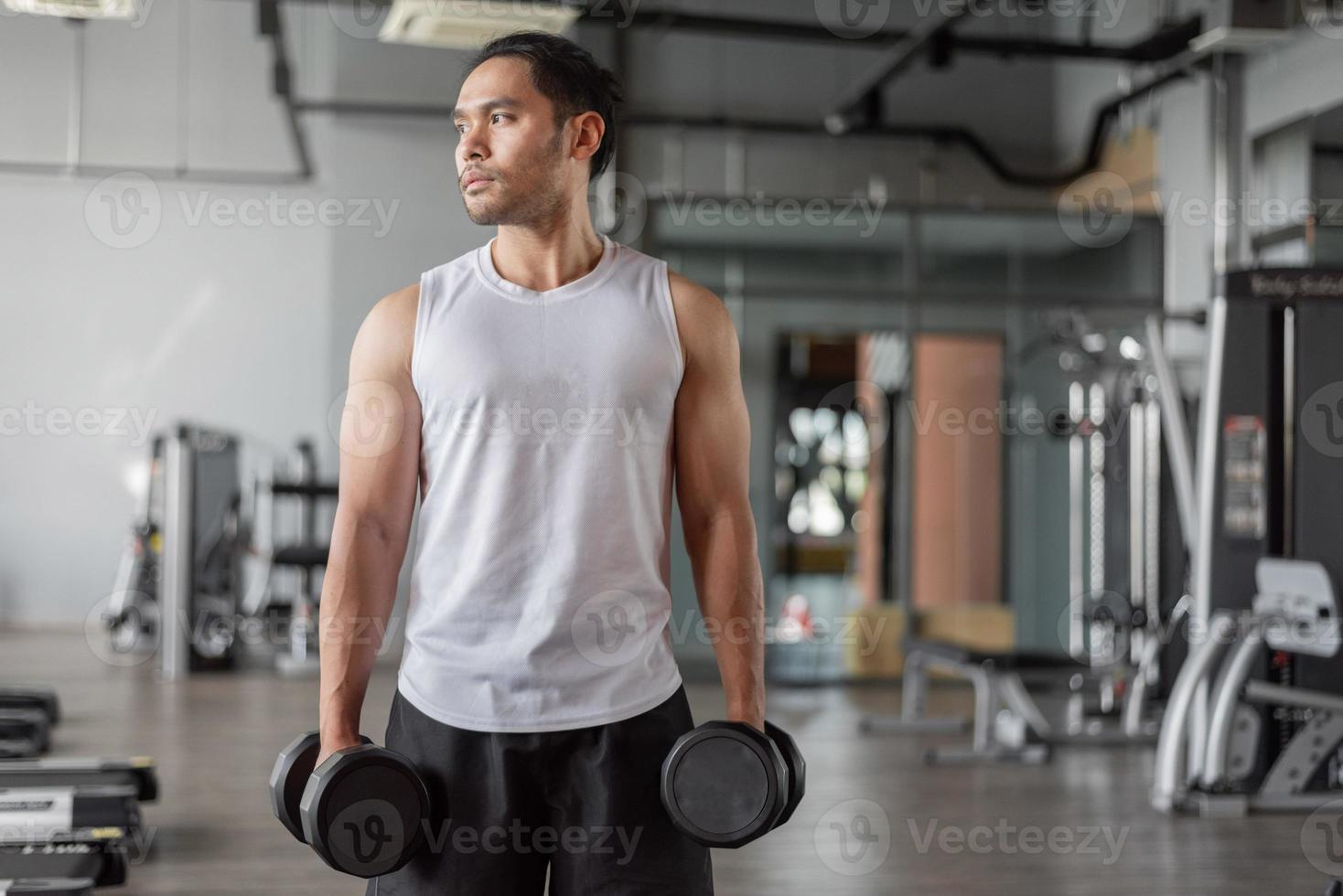 ejercicios de hombre asiático en fitness. joven sano en ropa deportiva  haciendo ejercicio de brazos en el gimnasio. 9178573 Foto de stock en  Vecteezy